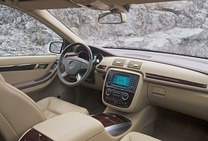 Jolie planche de bord pour le Mercedes R320 CDI, ici en 2006, mais certains détails de finition détonent.