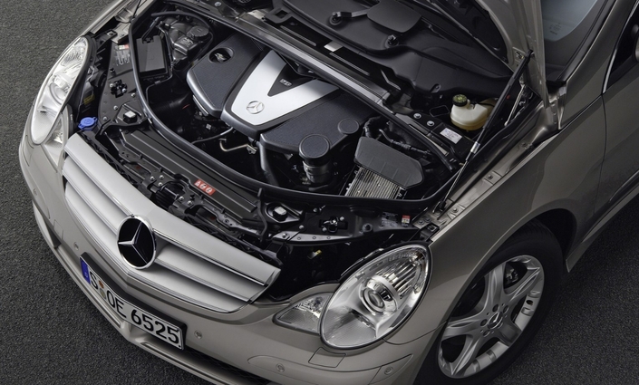 Tout comme celui de l'Allroad, le V6 du Classe R est solide mais souffre de ses accessoires, en premier lieu le refroidisseur d'huile, qui fuit. Et il est peu accessible...