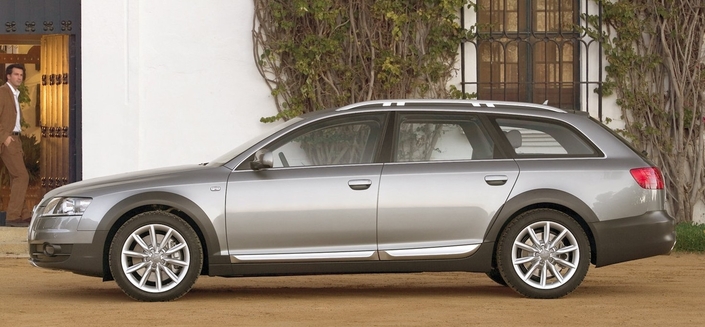 Grâce à sa suspension pneumatique, l'Audi A6 Allroad peut faire varier sa garde au sol sur 60 mm, pour un maxi de 185 mm.