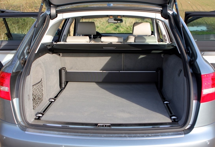 Belle contenance pour le coffre de l'Audi A6 Allroad, qui peut accueillir jusqu'à 1 650 l de bagages. Ici en 2006.