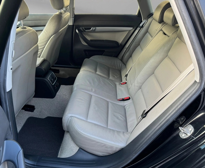 De belles places arrière, spacieuses et confortables, dans l'Audi A6 Allroad, mais la modularité demeure très banale.