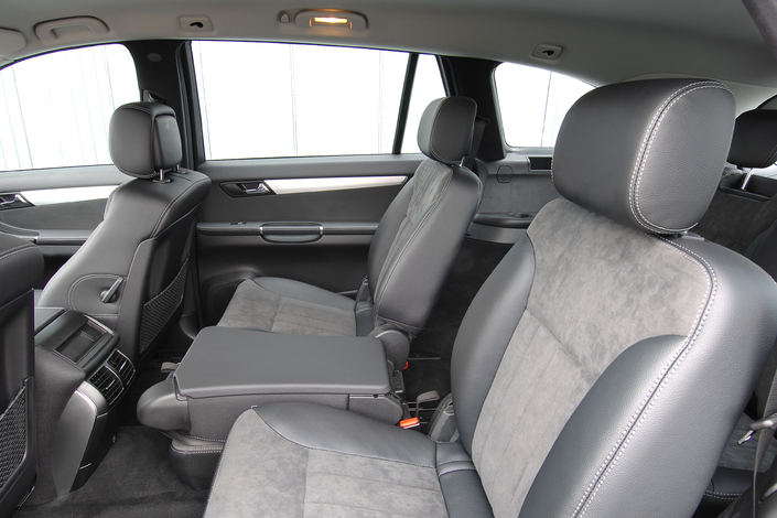 A l'arrière, le Mercedes R320 CDI marque de gros points avec sa belle modularité. Dommage que la place centrale soit sacrifiée, cela dit.