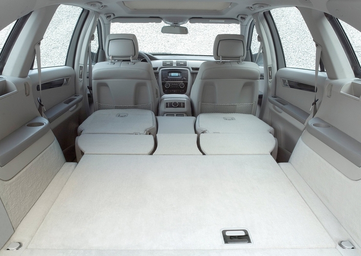 Même en version standard, le Mercedes R320 CDI affiche un volume de chargement impressionnant : jusqu'à 1 950 l.