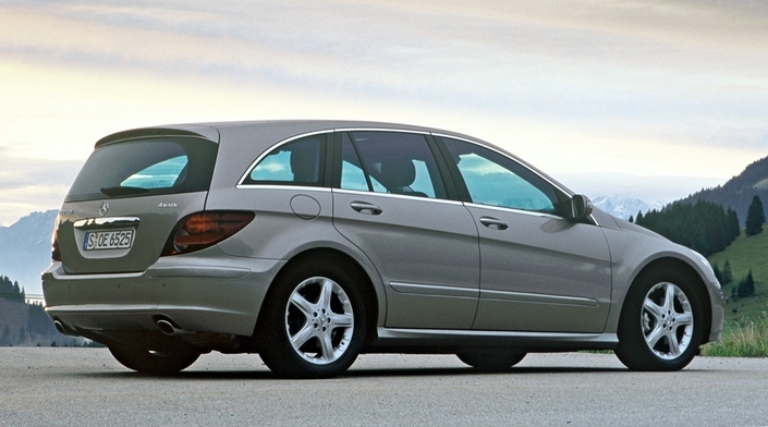 Le design du Mercedes Classe R mêle les genres mais de façon quelque peu maladroite. Une partie de son échec commercial lui est certainement imputable.