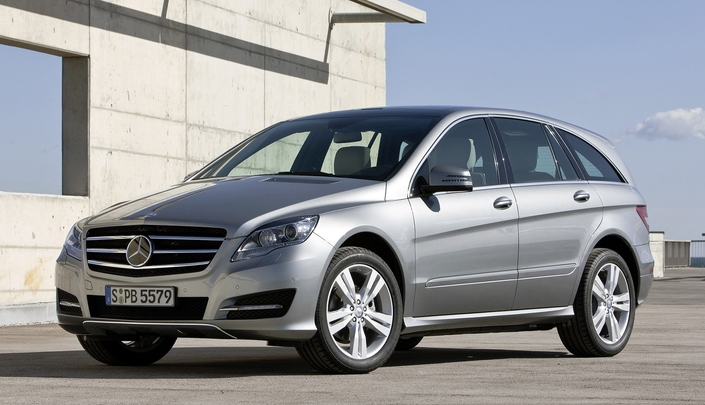 En 2010, le Mercedes Classe R est restylé de façon assez malheureuse tant il s'en trouve banalisé : il devient encore plus diffcile à comprendre par la clientèle. 