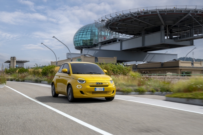 Sur la route, la nouvelle Fiat 500 Hybrid n’est pas performante mais elle reste utilisable malgré sa faible puissance.