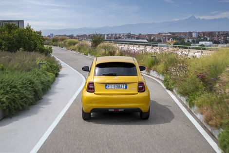 A l’arrière, la sortie d’échappement située côté gauche se cache sous le pare-choc.