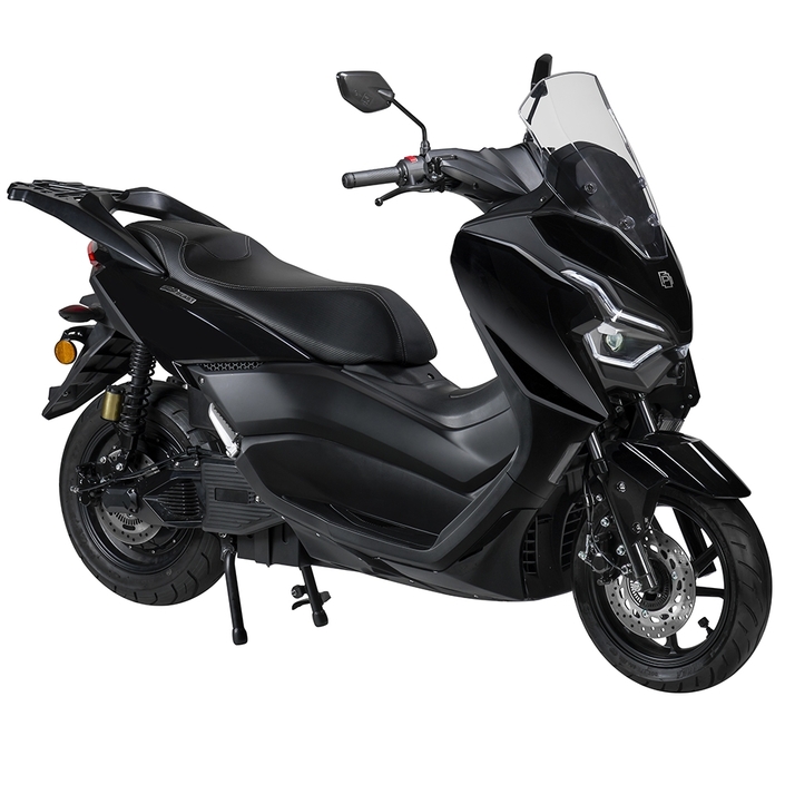 La marque française Pink présente son nouveau scooter électrique compact