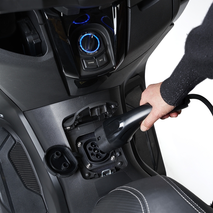 La marque française Pink présente son nouveau scooter électrique compact