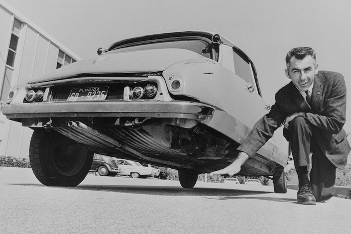 Pour faire parler des talents de funambule de la DS, le concessionnaire français André Garnier n’avait rien trouvé de mieux que de rouler non seulement sans roue arrière droite, mais aussi sans le demi-train. De quoi déstabiliser les forces de l’ordre aux Etats-Unis, mais aussi convaincre une juge de la sûreté de l’opération de communication.