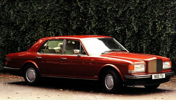 En 1985, Bentley revoit sa copie et sort la Turbo R, une Mulsanne Turbo dotée de trains roulants affûtés et de jantes en alliage, une première pour la marque.