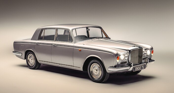 Sortie en 1965, la Bentley T n'est qu'un clone de la Rolls-Royce Silver Shadow présentée simultanément. Mais sa base technique, très moderne pour l'époque, aura une longue carrière.