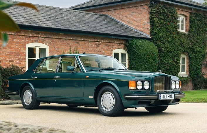 A la mi-1988, la Bentley Turbo R s'équipe de quatre projecteurs circulaires, qui lui confèrent un air très singulier.