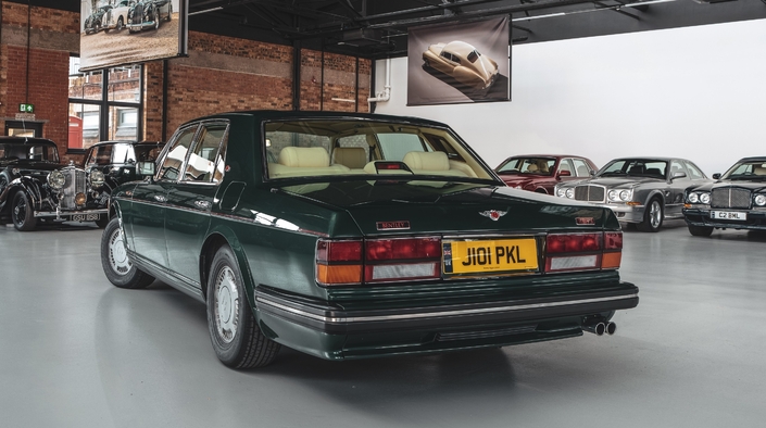 La poupe de la Bentley Turbo R n'évoluera guère au fil des ans, recevant notamment des boucliers en 1988.