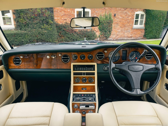 Le tableau de bord de la Bentley Turbo R (millésime 1991 ici) flatte les sens par ses boiseries méticuleusement travaillées et ses chromes.