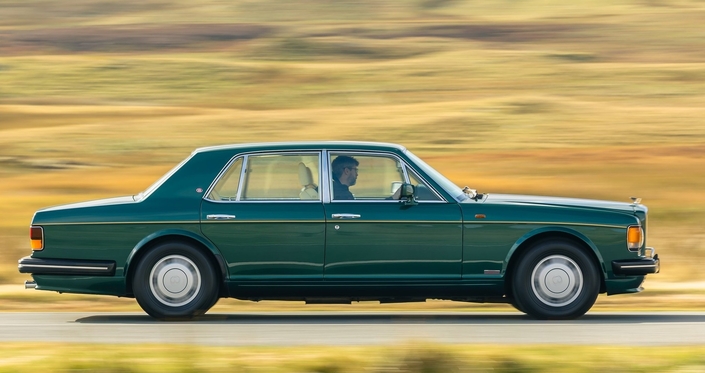 Puissance impressionnante, confort étonnant et amples mouvements de caisse caractérisent la Bentley Turbo R, ici une auto de 1991, sur route. Mais quel plaisir !