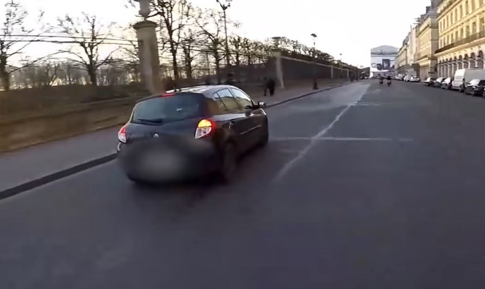 Elle renverse un piéton puis prend la fuite