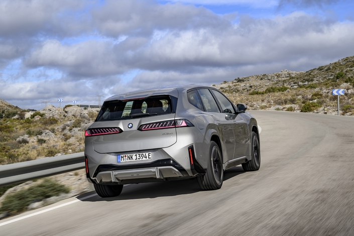 Le iX3 est équipé de suspensions passives équipées de butées hydrauliques progressives. Sur certains revêtements, ces dernières peinent à compenser le poids élevé du véhicule en détente.