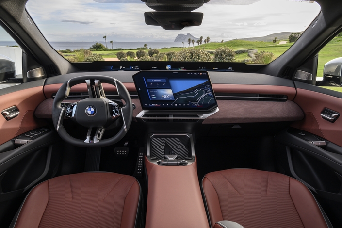 Voici le nouvel intérieur de BMW. Ce cockpit futuriste sera repris par une quarantaine futurs de modèles.