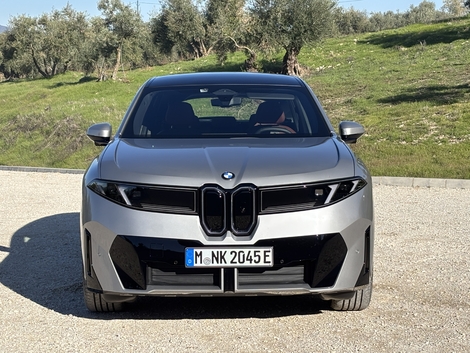 La face avant inédite sur fond noir rend hommage à la berline des années 60