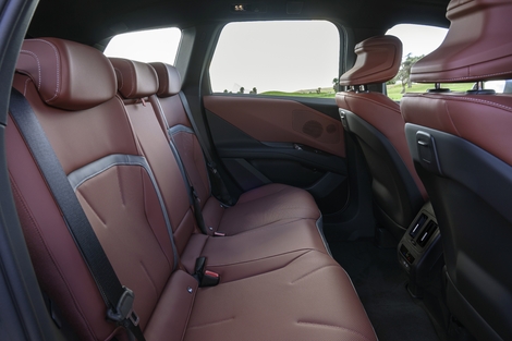 Les places arrière sont vastes et pourront accueillir deux adultes de grande taille.