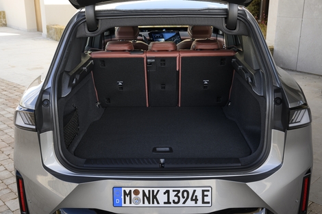 Avec 520 litres de base, l'iX3 coche les cases d'une voiture familiale.