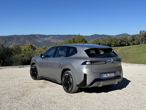 Le iX3 mesure 4, 78 m et se frottera dès 2026 au Mercedes GLC électrique.