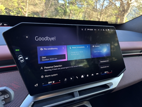 La tablette centrale fonctionne parfaitement. Rapide, efficace, elle impose en revanche (malgré des raccourcis) le tout tactile, même pour les fonctions de base.