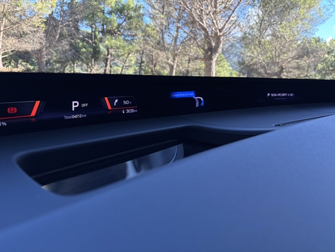 Le Panoramic Vision, un affichage numérique très innovant, s'étend entre les deux piliers du pare-brise.