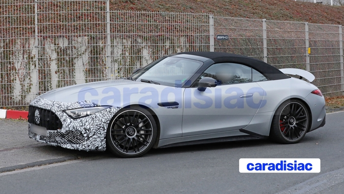 Pour le moment, les prototypes de la Mercedes-AMG SL restylée se contentent d’un camouflage réduit sur la partie avant du véhicule. D’autres prototypes pourraient recevoir des modifications plus importantes, puisque AMG n’en est qu’au tout début de la période de mise au point de ce modèle restylé.