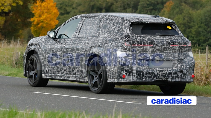 Allure plus sportive pour la version M du BMW iX3 qui arrivera vraisemblablement en 2027 sur le marché avec une offre moteur performante. Ce modèle reprendra la base « Neue Klasse » inauguré par le nouveau iX3 qui grâce à une architecture électrique de 800 volts permet des temps de recharge courts.