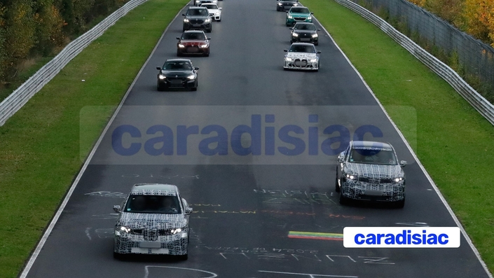Comme à la parade, le SUV BMW iX3 M prend la piste du Nürburgring en tête d’une forte délégation BMW. Les essais se poursuivent pour ce modèle qui coiffera en 2027 la gamme du iX3. Pour le moment, la puissance de ce modèle est encore tenue secrète, même si l’on parle de 700 à 800 ch et jusqu’à 1 000 ch par la suite.