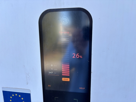 Jusqu’à 40 %, l’iX3 aura absorbé le maximum de puissance délivrable par cette borne 350 kW.