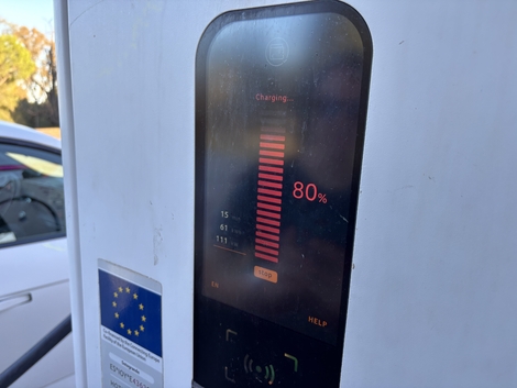 Nous avons attendu 15 min pour passer de 25 à 80 %. Soit 61 kWh récupérés.