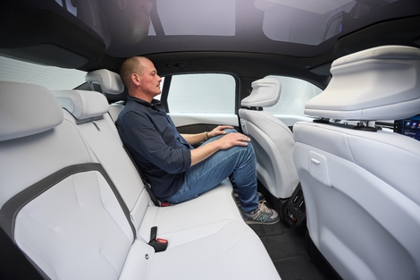 La berline propose un espace moyen aux places arrière. Seuls deux adultes pourront voyager simultanément. 