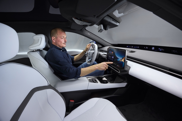 La nouvelle i3 reprend le cockpit inauguré par l'iX3 avec une position de conduite plus basse. Le grand écran central équipé du dernier système BMW OS X est ici davantage incliné vers le conducteur. Ce dernier fonctionne à la vitesse de l'éclair. En revanche, le volant équipé de touches à retour haptique ne nous a pas convaincus.