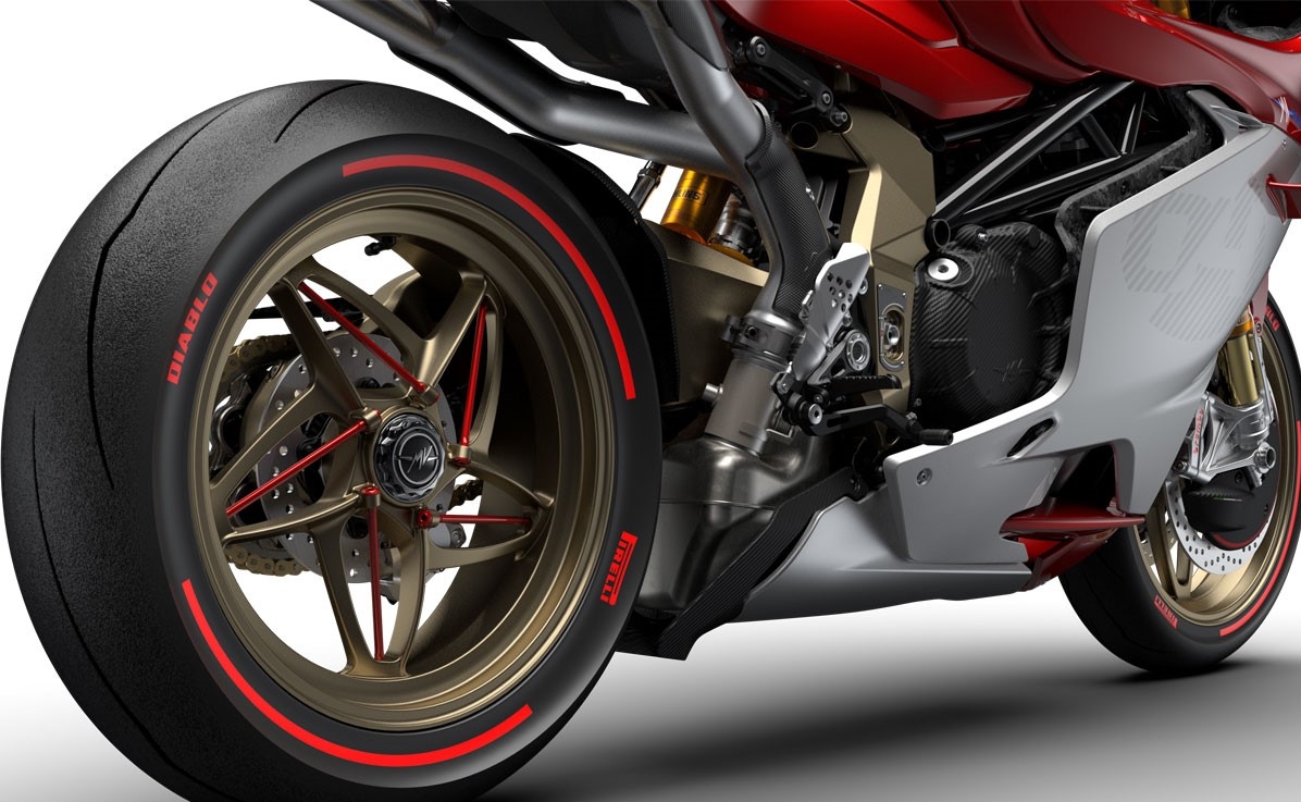 MV Agusta Superveloce 1000 Serie Oro : la sportive prend du muscle
