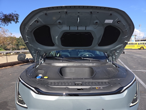 Sous le capot, on trouve un frunk qui permet, par exemple, de ranger les câbles de recharge.