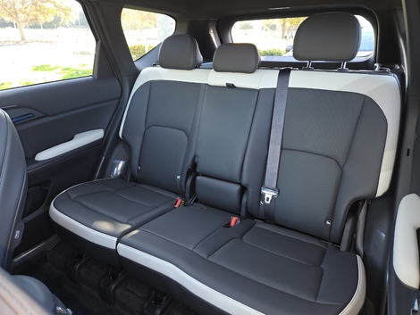 L’espace est généreux aux places arrière. Seul le passager central trouvera le voyage trop long…