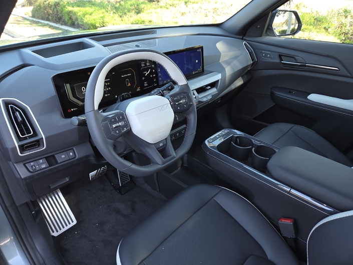 Le dessin de la planche de bord est moderne mais manque d’originalité. Sur ce véhicule de présérie, les matériaux étaient franchement médiocres.