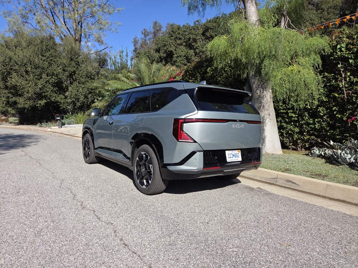 Les designers ont usé (abusé ?) des angles pour la carrosserie de l’EV5. Une marque de fabrique de la gamme EV de Kia.