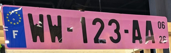 Les plaques d’immatriculation se mettent au rose