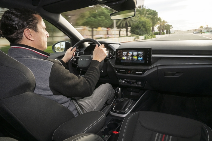 Sans être décoiffante, la poussée assure de bonnes sensations. On regrettera toutefois que le 0 à 100 km/h régresse symboliquement de 1 dixième par rapport à la feue la Fabia RS et ses 180 ch, disparus en 2014. 