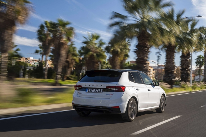 Esthétiquement, rien de bien folichon par rapport à une finition Monte Carlo, hormis des jantes 18'' et des stickers, notamment entre les feux. La double sortie d’échappement noire est trop peu visible.