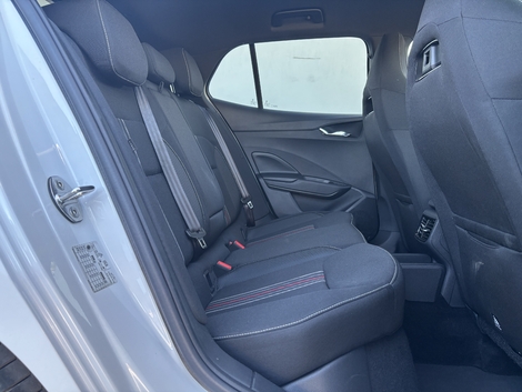 Les places arrière sont confortables et relativement vastes. On retrouve la sellerie de la Monte Carlo.