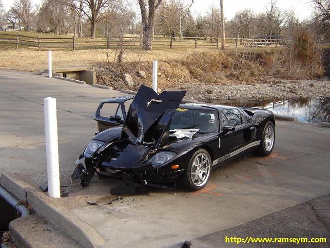 Ford GT : 14 km au compteur et déjà dans un pylône