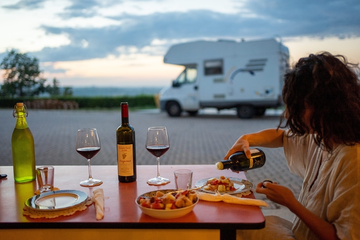 Le camping-cariste déguste les produits locaux (avec modération) contrairement à ce qu’affirme la pétition. Crédit photo : MaxPPP.