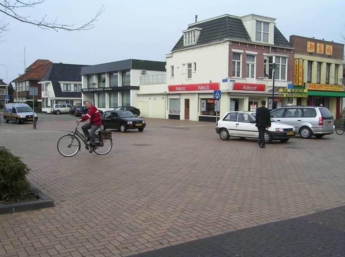 Une zone de « naked road » (route nue), à Drachten aux Pays-Bas, une ville pionnière pour l’expérimentation du concept, et où la signalisation a presque entièrement disparu.