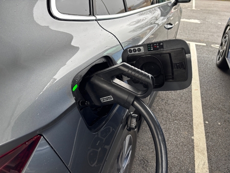 Skoda a baissé la puissance maximum de recharge rapide à 135 kW pour optimiser la courbe de recharge.