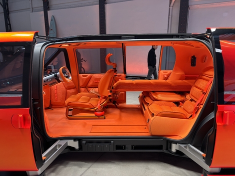 De larges portes à ouverture antagonistes permettent d'accéder à l'habitacle.